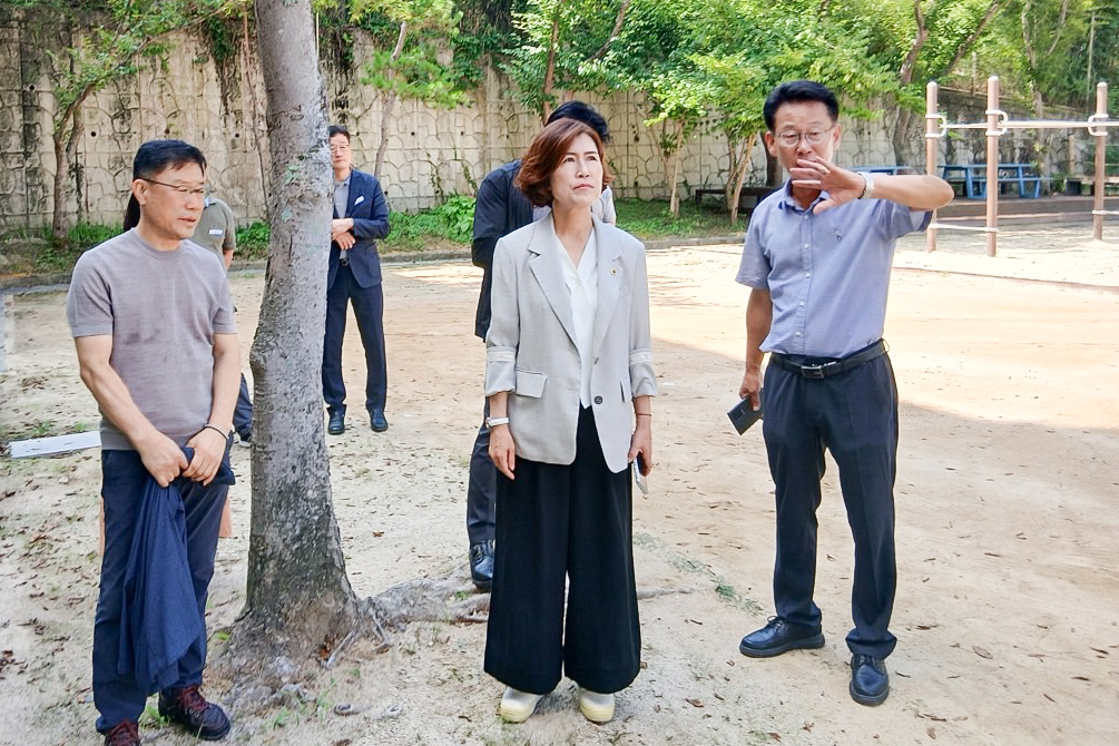 허희정 의원, 삼정초 운동장 및 시설 개선 민원 현장방문1