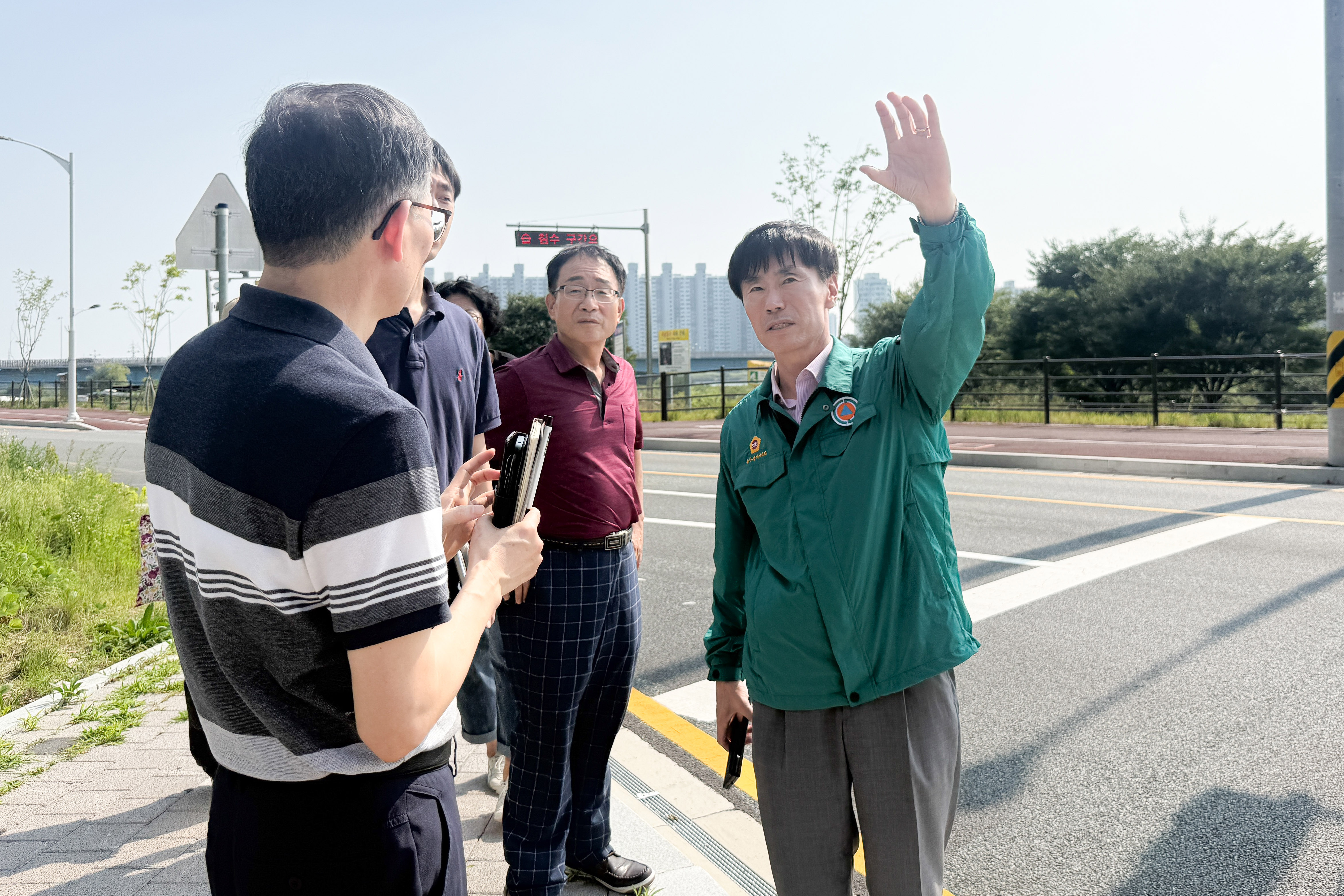 백현조 산업건설위원장, 신현교차로 도로확장 점검2