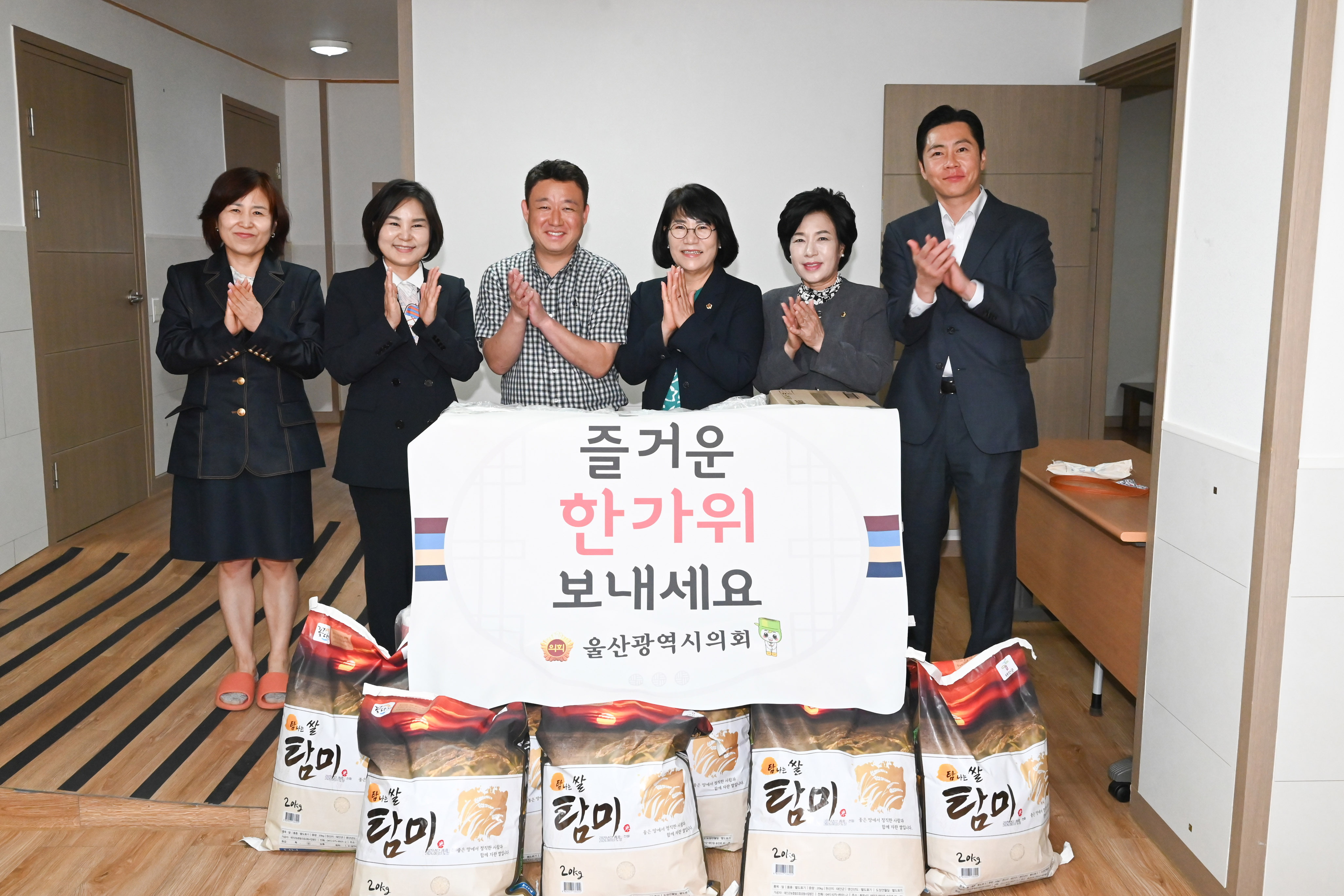 이영해 의장·김남이·정나윤 김대영 의원 추석맞이 위문품 전달1