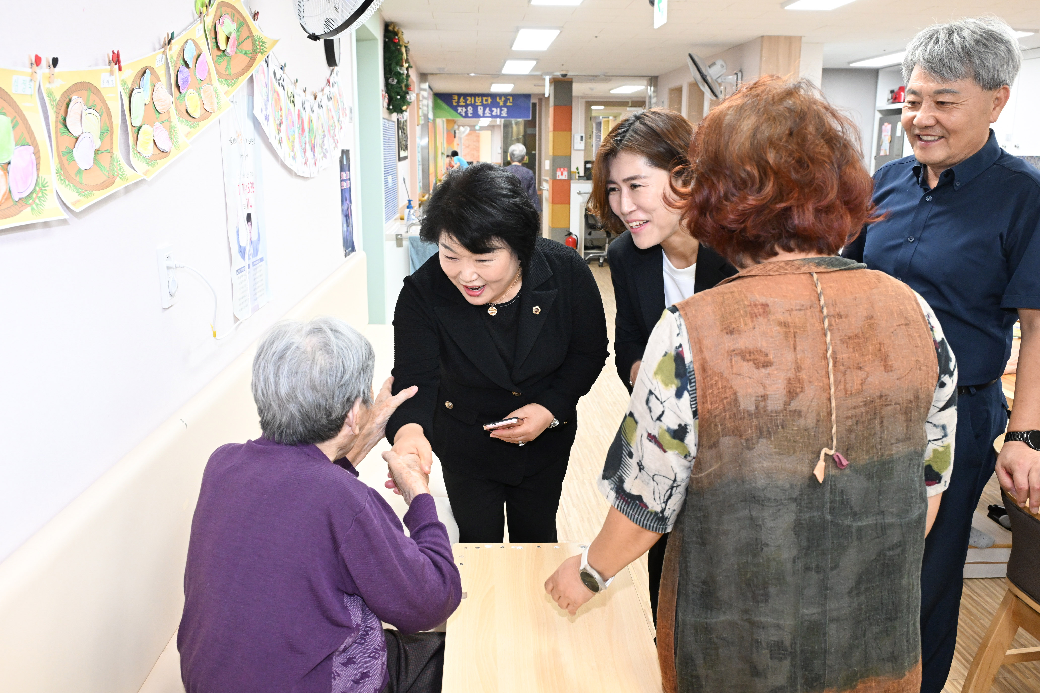 강혜순 교육위원장, 허희정 의원 추석맞이 위문품 전달2
